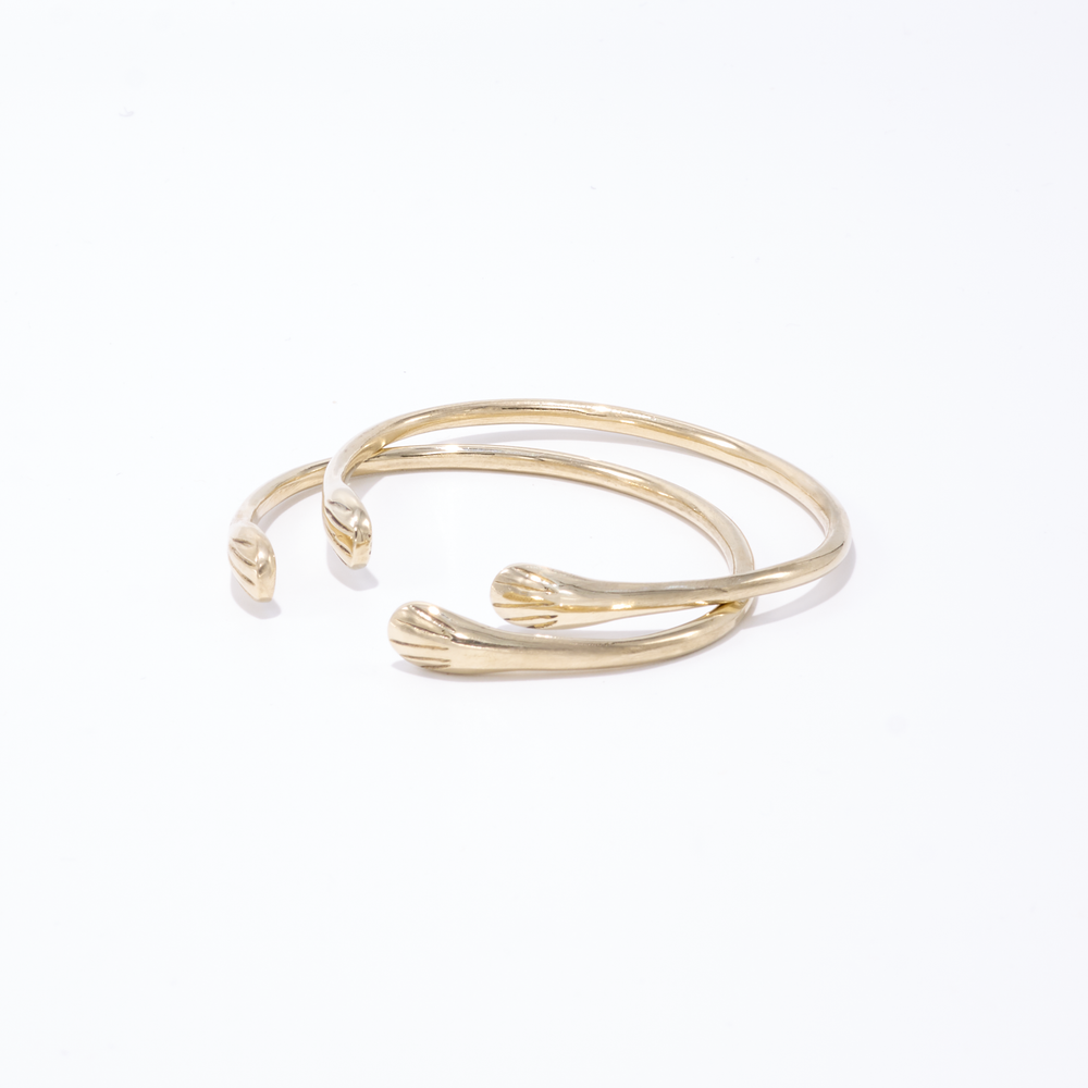 
            
                Load image into Gallery viewer, Seashell Bracelet in Brass
            
        